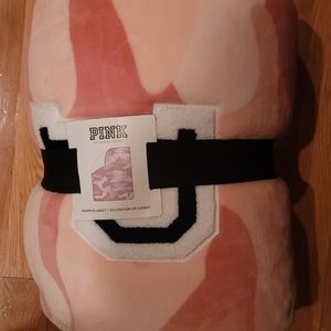 NWT large Victoria secret sherpa blanket